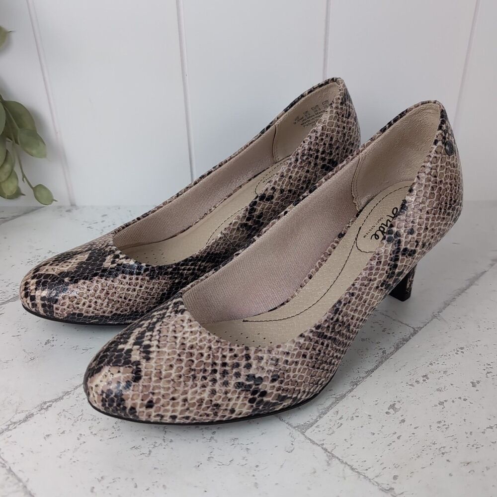 Lifestride Parigi Pump Taupe Viper Soft System Heels 8.5 Wide Faux Leather